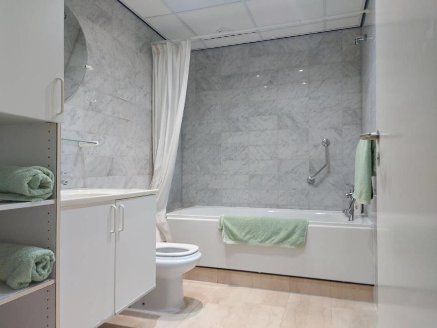 Central One Bed Apartment, Sleeps 4 With Roof Top Pool. Gibraltar Bagian luar foto